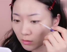 小姐姐化了淡妆,小姐姐的日常妆容解析